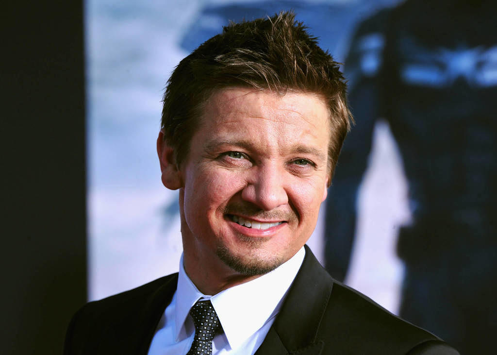 Marvel Star Jeremy Renner Brach Sich 30 Knochen Bei Unfall Musikexpress