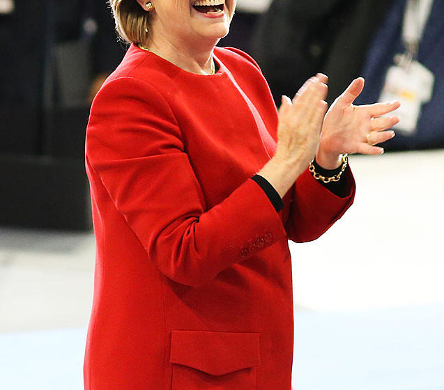 Sendet Hillary Clinton Uns Mit Ihrem Violetten Outfit Eine Botschaft Musikexpress