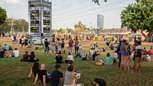 Ihr Warten hat sich gelohnt: Radiohead-Fans am frühen Abend im Hayarkon Park in Tel Aviv, kurz vor Radioheads umstrittenem Konzert