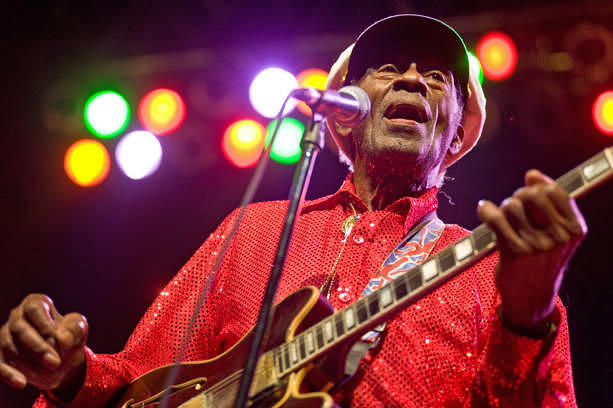 Chuck Berry galt als Rock-'n'-Roll-Pionier und wurde in den 50er Jahren mit Hits wie „Johnny B. Goode" und „Roll Over Beethoven" bekannt. Er starb am 18. März 2017 im Alter von 90 Jahren in seinem Haus nahe St. Louis.