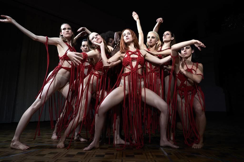 Dakota Johnson und ihr Ensemble in „Suspiria“.