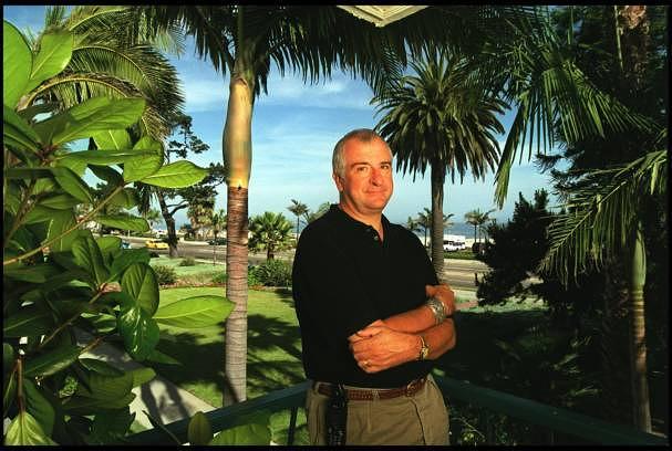 Dieser Mann schrieb einst „Per Anhalter durch die Galaxie“ und hört dabei sehr viel Paul Simon: Douglas Adams, hier im Jahr 2000 auf seinem Anwesen in Santa Barbara