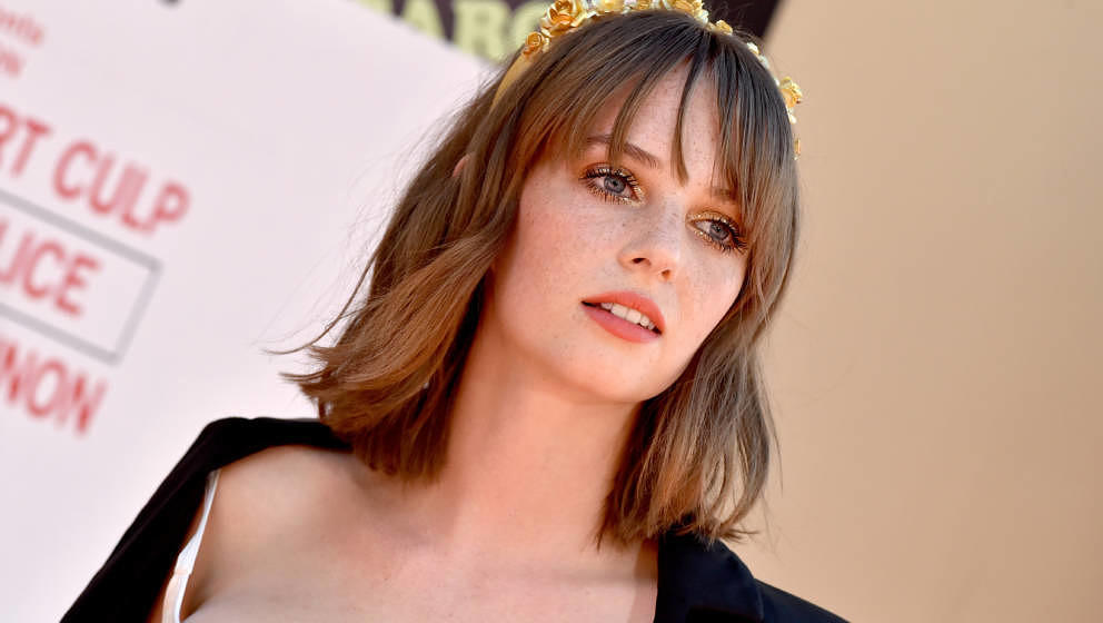 „Stranger Things"-Star Maya Hawke singt: Hört hier zwei ...