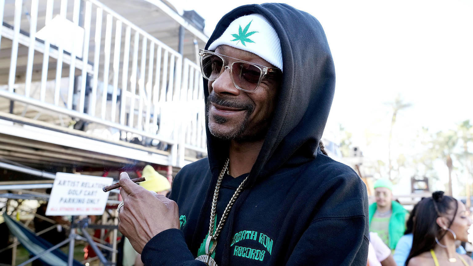 Snoop Dogg Raucht Bis Zu 150 Joints Pro Tag – Berichtet Seine Blunt ...