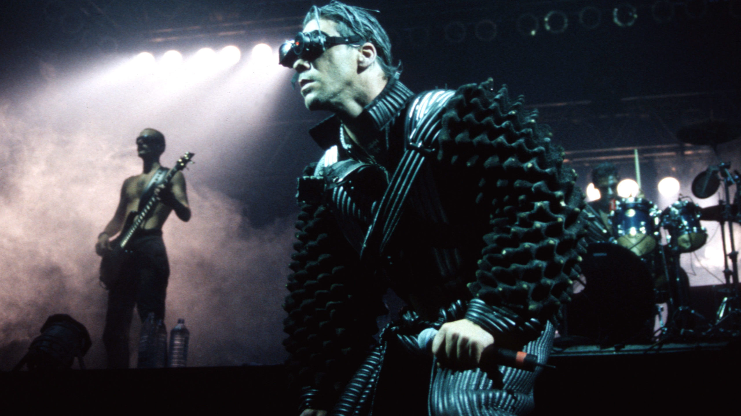 Rammstein клипы. Тилль Линдеманн Rammstein 1997. Till Lindemann 1997. Группа рамштайн 1997. Тилль Линдеманн 1997.