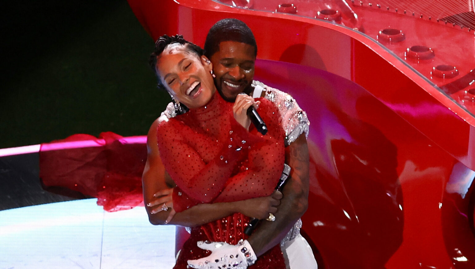 Super Bowl 2024 Halbzeitshow von Usher Kuscheln mit Alicia Keys