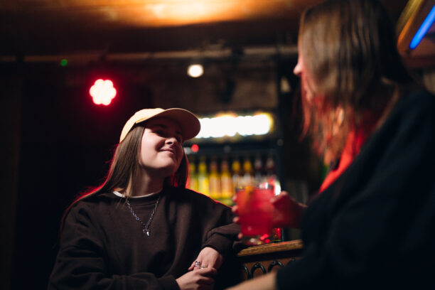 An der Bar: Die erste Folge stößt Hella Wittenberg mit LUNA an