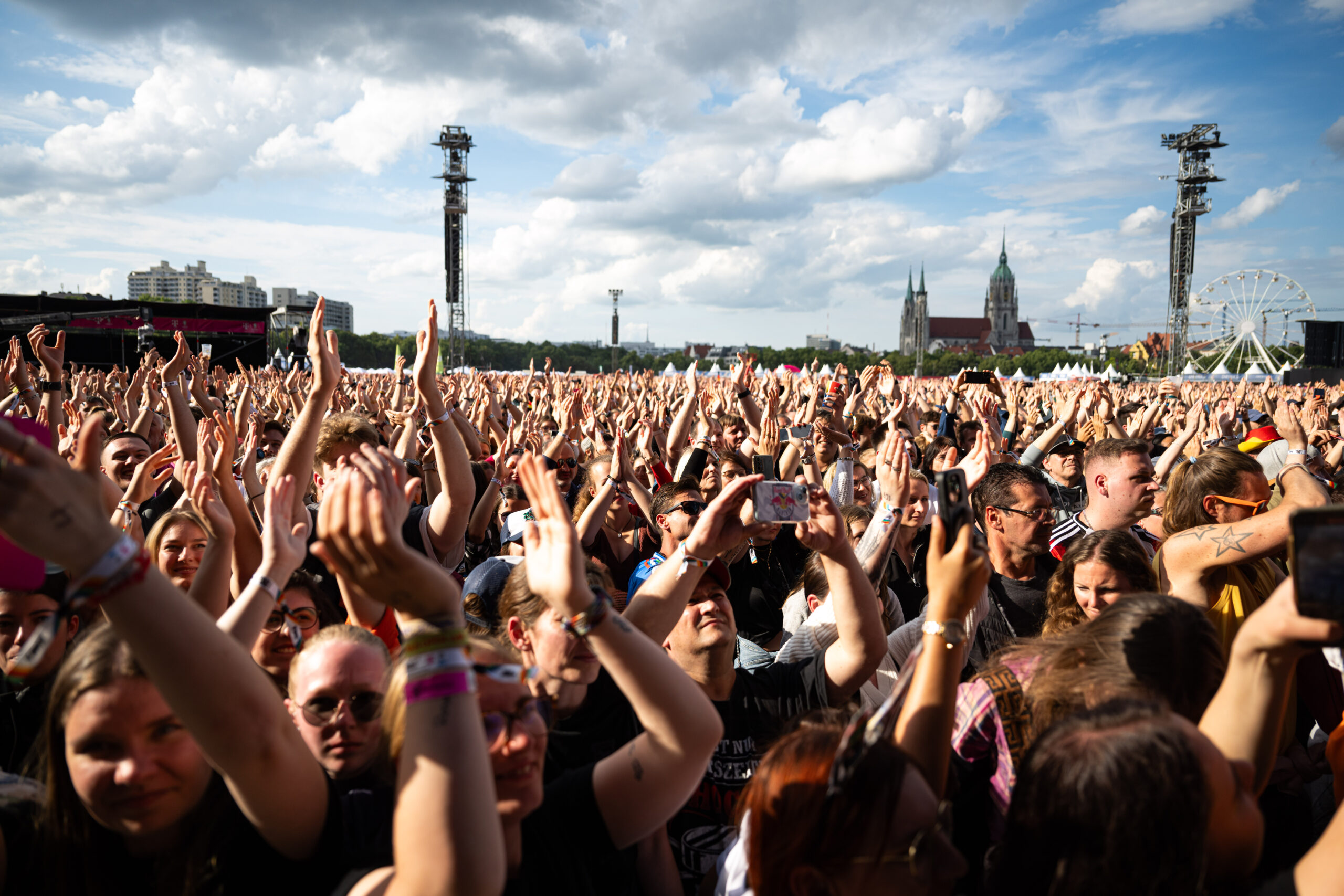 Festivalbesucher:innen beim FAN FEST EURO 2024 in München