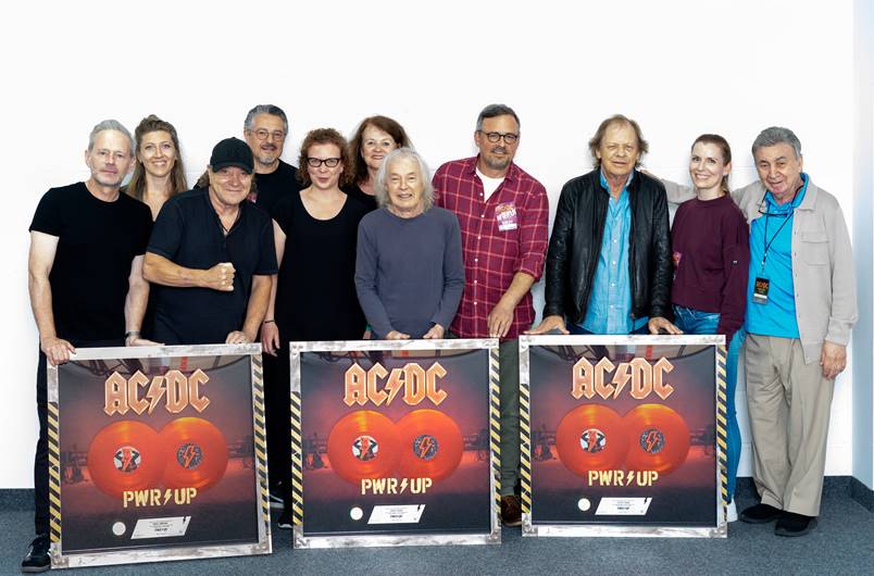AC/DC und das Sony Music Team bei der Award-Übergabe am 09.06. in München