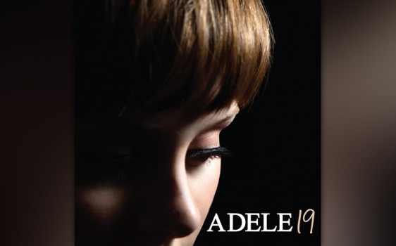 Die kraftvolle, klare Stimme von Adele kann selbst gestandene Männer zum Heulen bringen. Auf dem Coverbild von "19" präsentiert sie sich ruhig und friedlich...