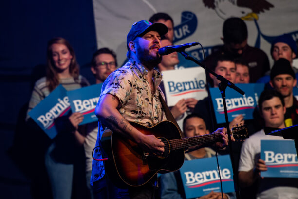 Auftritt von Bon Iver während des Bernie Caucus Konzert im Horizon Events Center am 31. Januar 2020 in Clive, Iowa