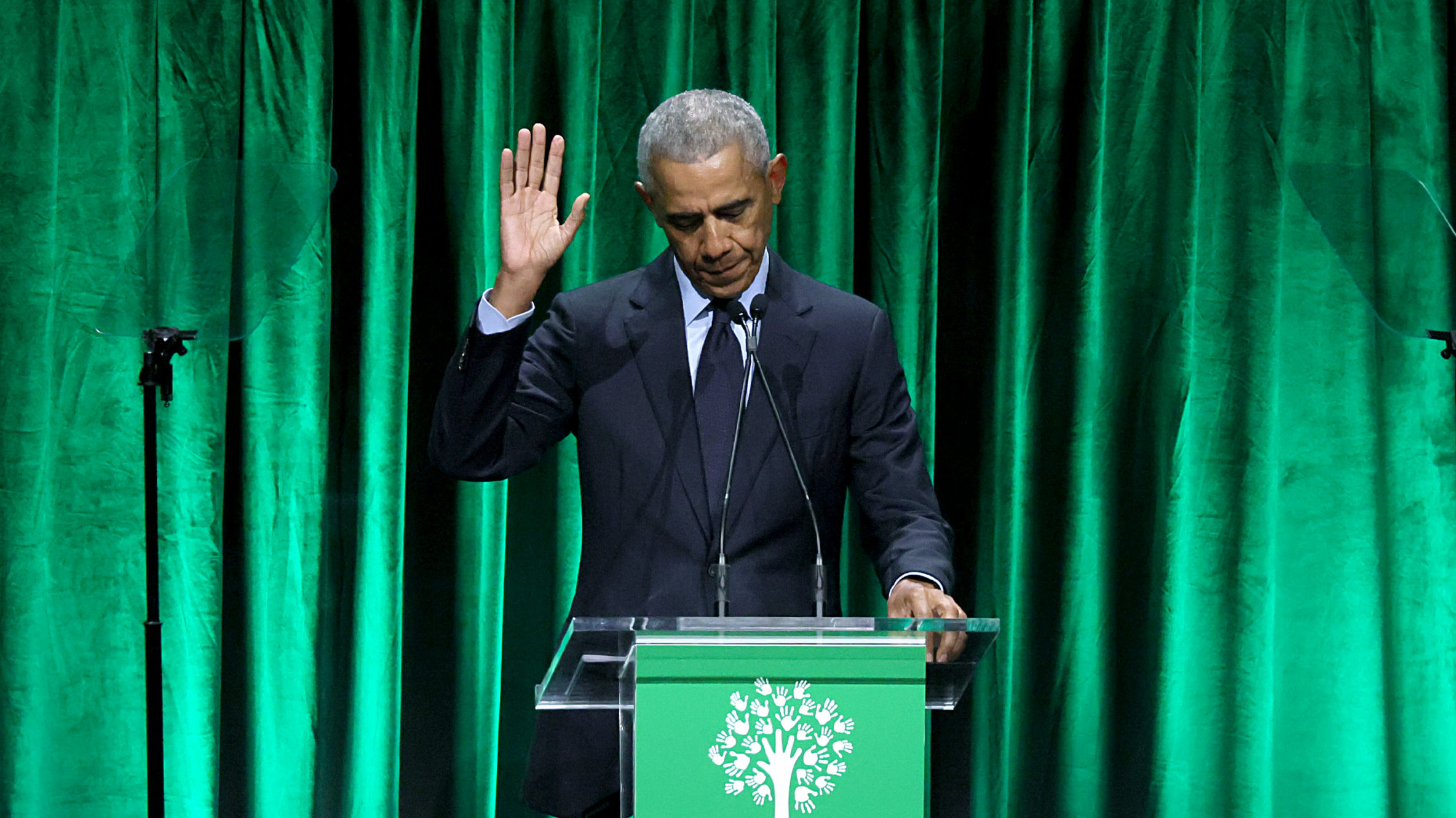 Barack Obama spricht auf der Bühne während der Sandy Hook Promise Benefizveranstaltung 2022 im Ziegfeld Ballroom am 06. Dezember 2022 in New York City