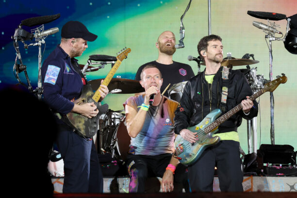 Chris Martin von Coldplay tritt am 30. September 2023 im Rose Bowl Stadium in Pasadena, Kalifornien auf.