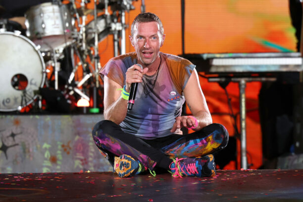 Chris Martin von Coldplay am 30. September 2023 im Rose Bowl Stadium in Pasadena, Kalifornien