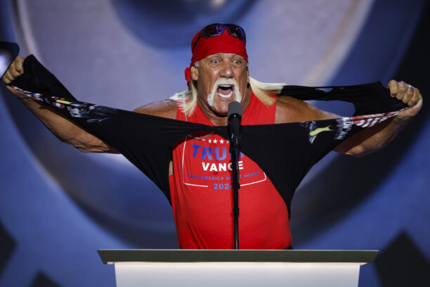 Hulk Hogan zerreißt sein Hemd, als er am vierten Tag der Republican National Convention im Fiserv Forum auf der Bühne spricht. 