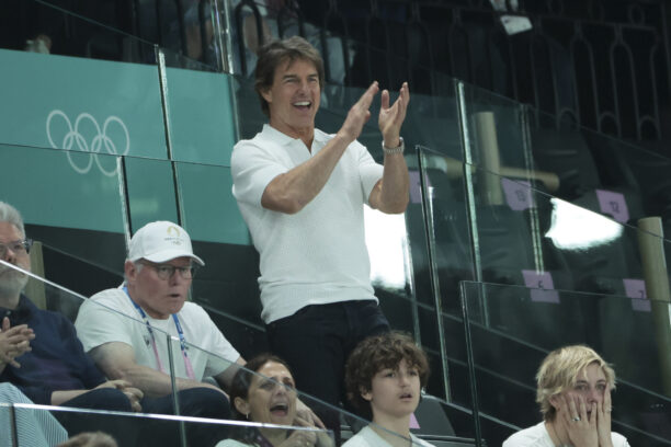 Tom Cruise besucht die Olympischen Spiele 2024 in Paris und feuert Simone Biles an.