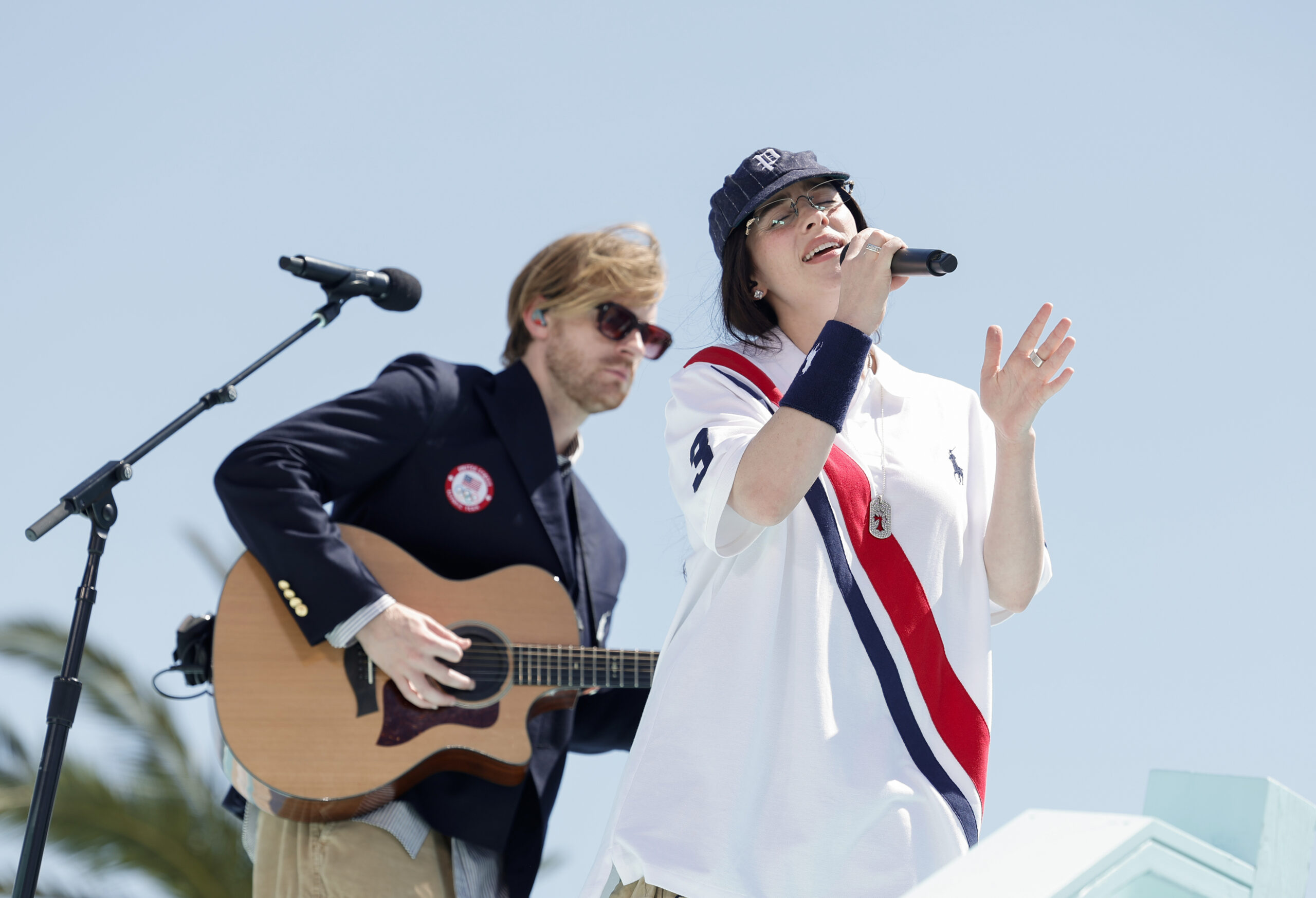 Finneas und Billie Eilish treten bei der LA28 Olympic Games Handover Celebration auf.