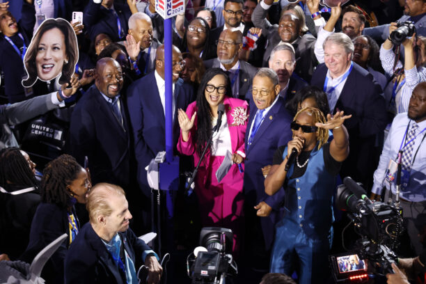 Rapper Lil Jon tritt mit der Delegation aus Georgia während des feierlichen Aufrufs der Staaten am zweiten Tag der Democratic National Convention im United Center am 20. August 2024 in Chicago, Illinois, auf