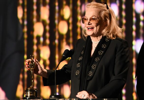 Die Schauspielerin Gena Rowlands nimmt ihren Ehren-Oscar während der 7. jährlichen Governors Awards Zeremonie des Board of Governors der Academy of Motion Picture Arts and Sciences im Hollywood & Highland Center in Hollywood, Kalifornien am 14. November 2015 entgegen