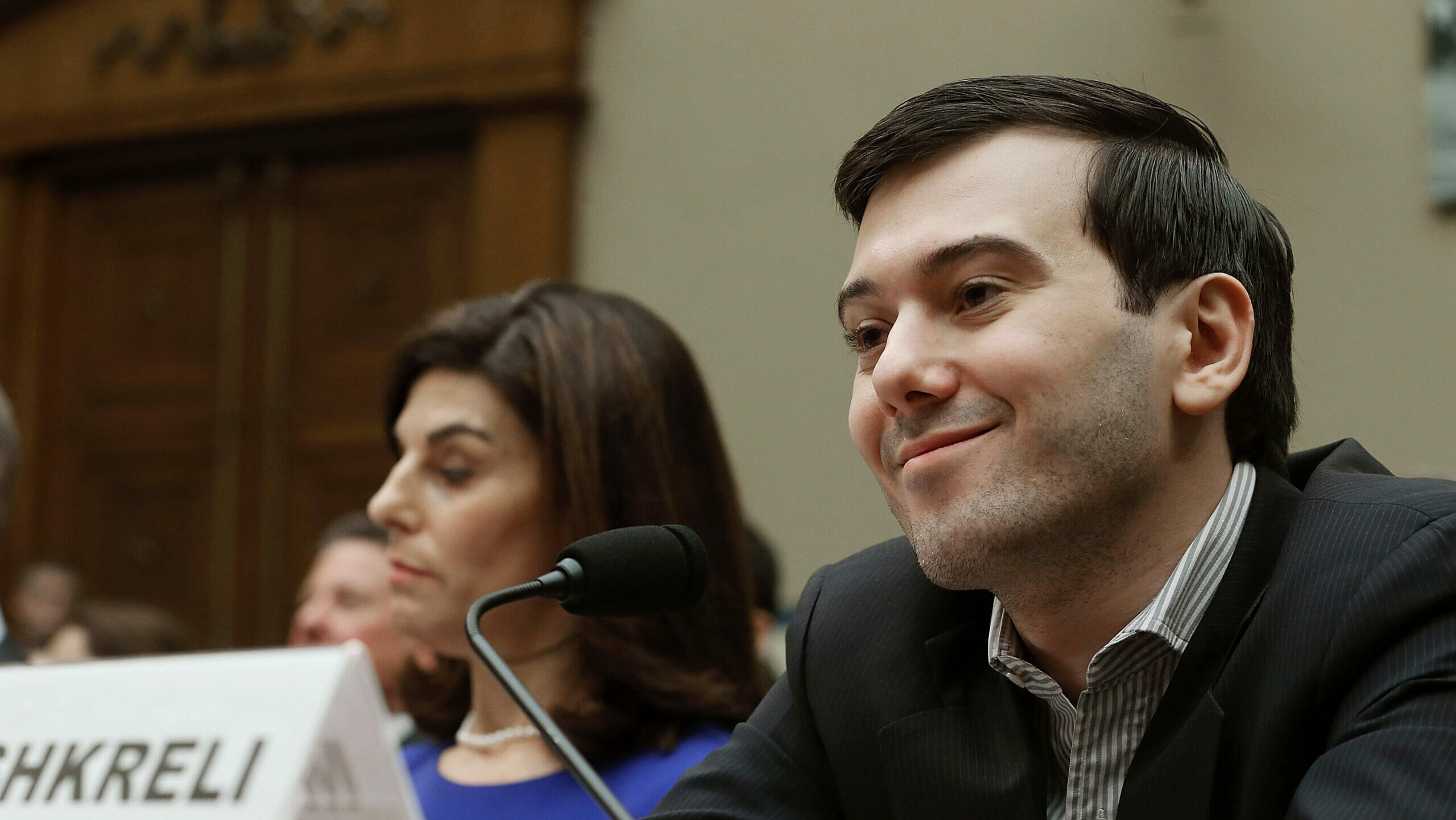 Martin Shkreli, ehemaliger CEO von Turing Pharmaceuticals LLC, lächelt während einer Anhörung des House Oversight and Government Reform Committee