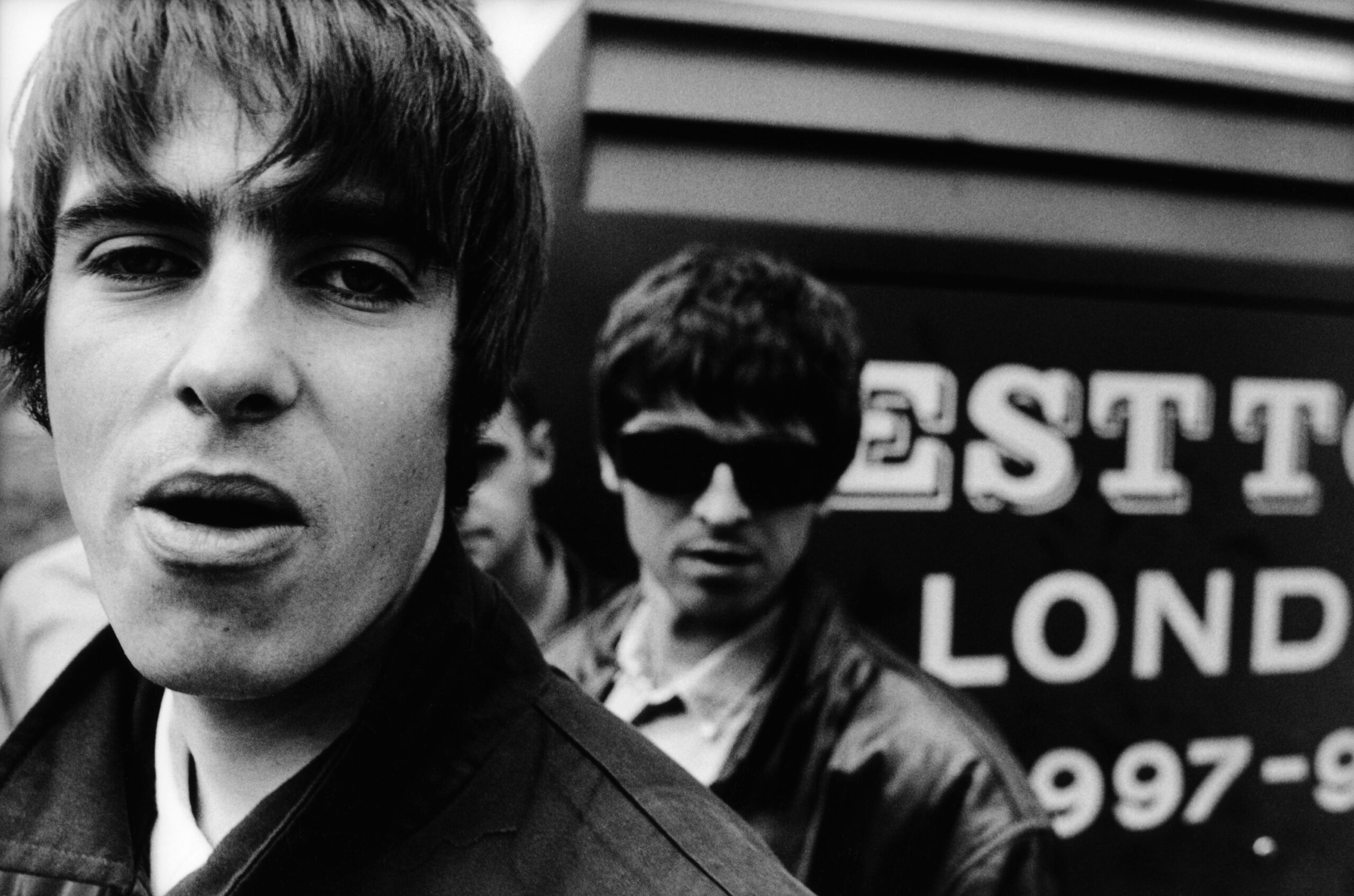 Die neuen Oasis-Fotos sorgen für Misstrauen bei den Fans Die neuen ...