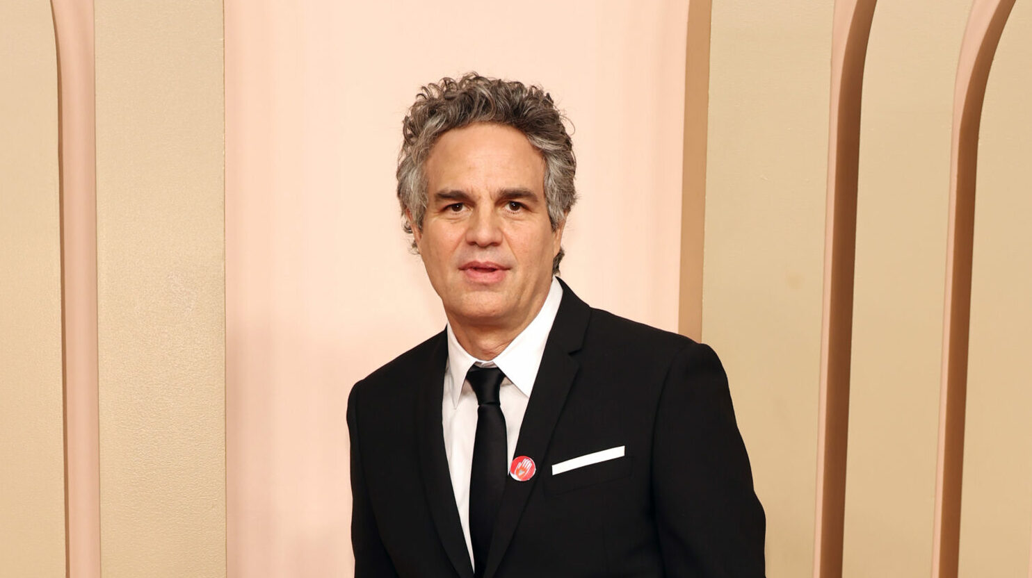 Mark Ruffalo bei den Oscars im Februar 2024 mit der Anstecknadel von Artists4ceasefire