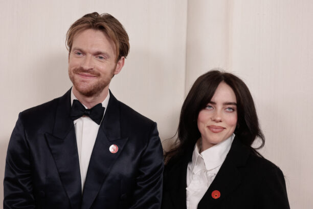 Finneas O'Connell und die US-amerikanische Singer-Songwriterin Billie Eilish tragen einen „Artists4Ceasefire“-Anstecker