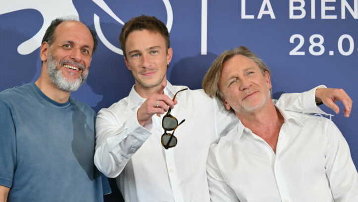 Der italienische Regisseur Luca Guadagnino, der Schauspieler Drew Starkey und der Schauspieler Daniel Craig nehmen am 3. September 2024 am Fotocall des Films „Queer“ teil, der im Wettbewerb des 81. Internationalen Filmfestivals von Venedig am Lido von Venedig gezeigt wird