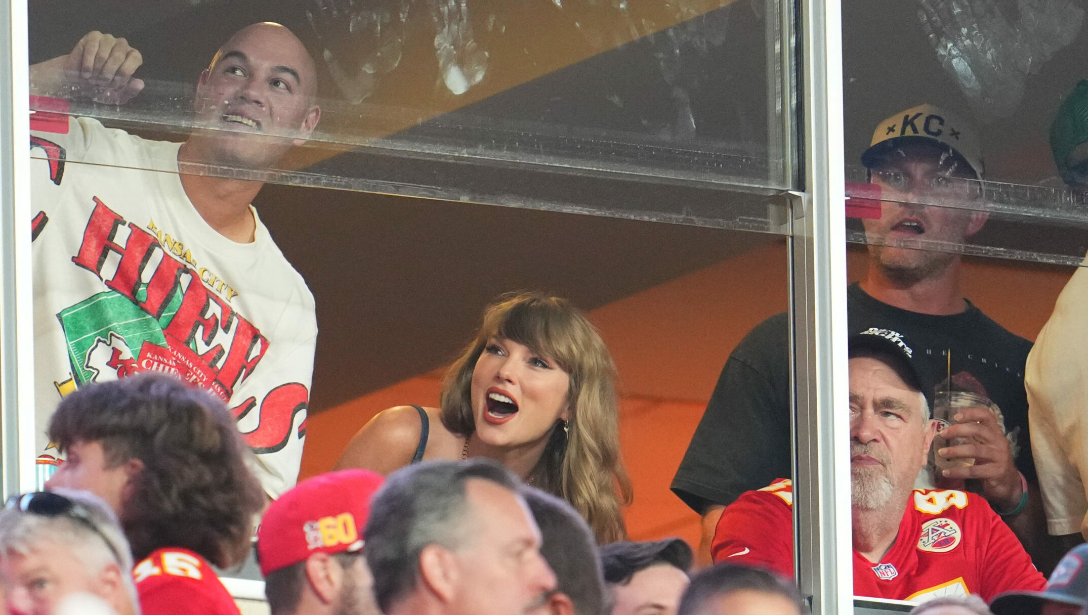 Taylor Swift schaut während eines NFL-Footballspiels zwischen den Baltimore Ravens und den Kansas City Chiefs im GEHA Field at Arrowhead Stadium am 5. September 2024 in Kansas City