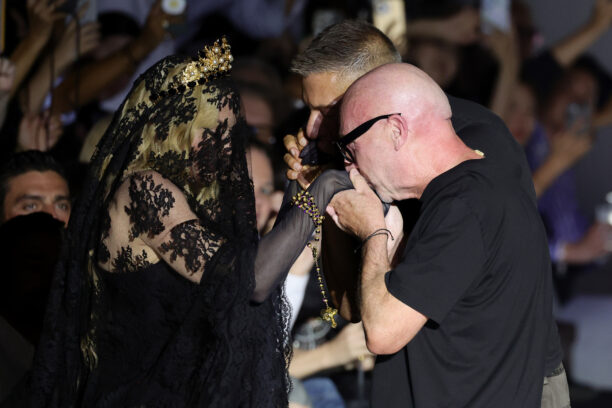 Domenico Dolce und Stefano Gabbana küssen Madonna auf dem Laufsteg bei der Dolce & Gabbana Modenschau während der Mailänder Fashionweek die Hände