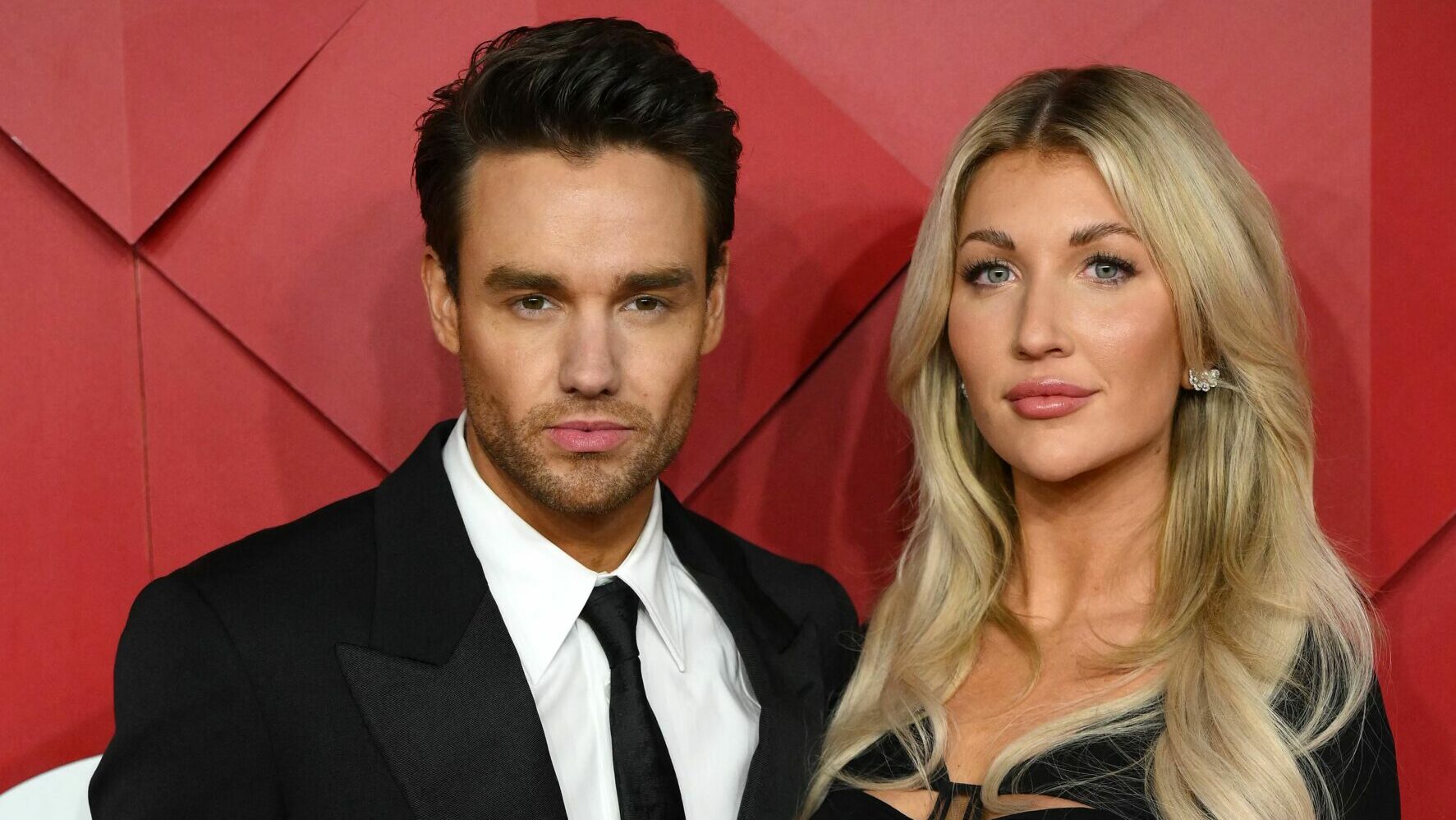 Der englische Sänger Liam Payne und die US-Schauspielerin Katie Cassidy posieren auf dem roten Teppich bei der Ankunft zu den 2022 Fashion Awards in London am 5. Dezember 2022.