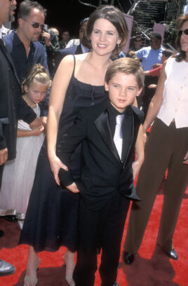 Jake Lloyd und seine Mutter Lisa Lloyd bei der Premiere von "Star Wars: Episode I - Die dunkle Bedrohung" am 16. Mai 1999 in den Avco Center Cinemas in Westwood, Kalifornien