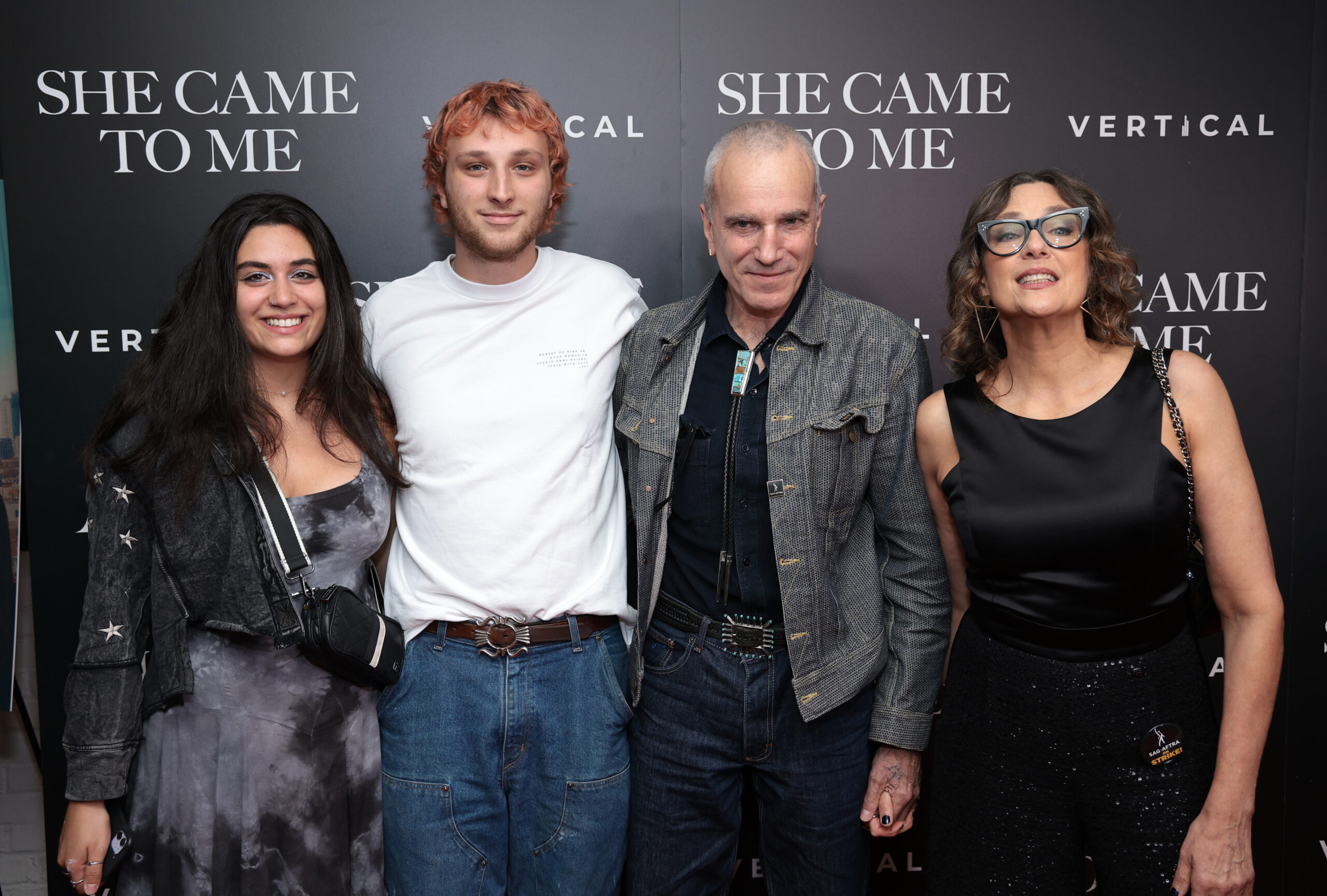 Daniel Day-Lewis (2.v.r.) und seine Familie (Sohn Ronan Day-Lewis und Ehefrau Rebecca Miller) bei der Premiere von „She Came To Me“ am 3. Oktober 2023 in New York.