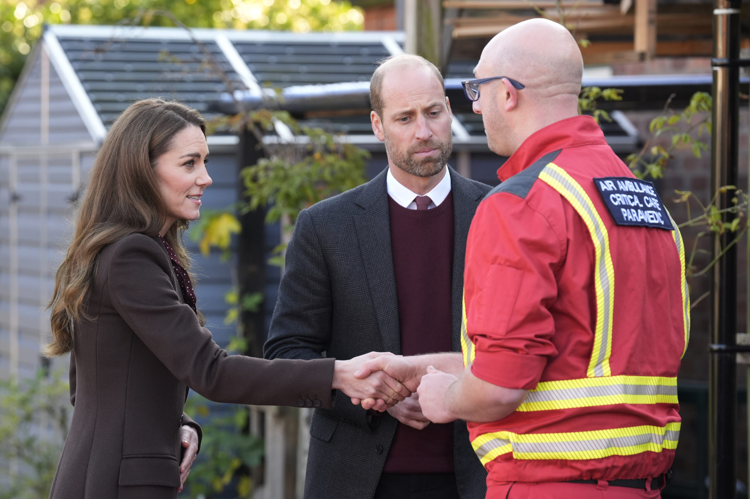 Prinz William und Kate Middleton begrüßen Rettungskräfte vor dem Gemeindezentrum in Southport