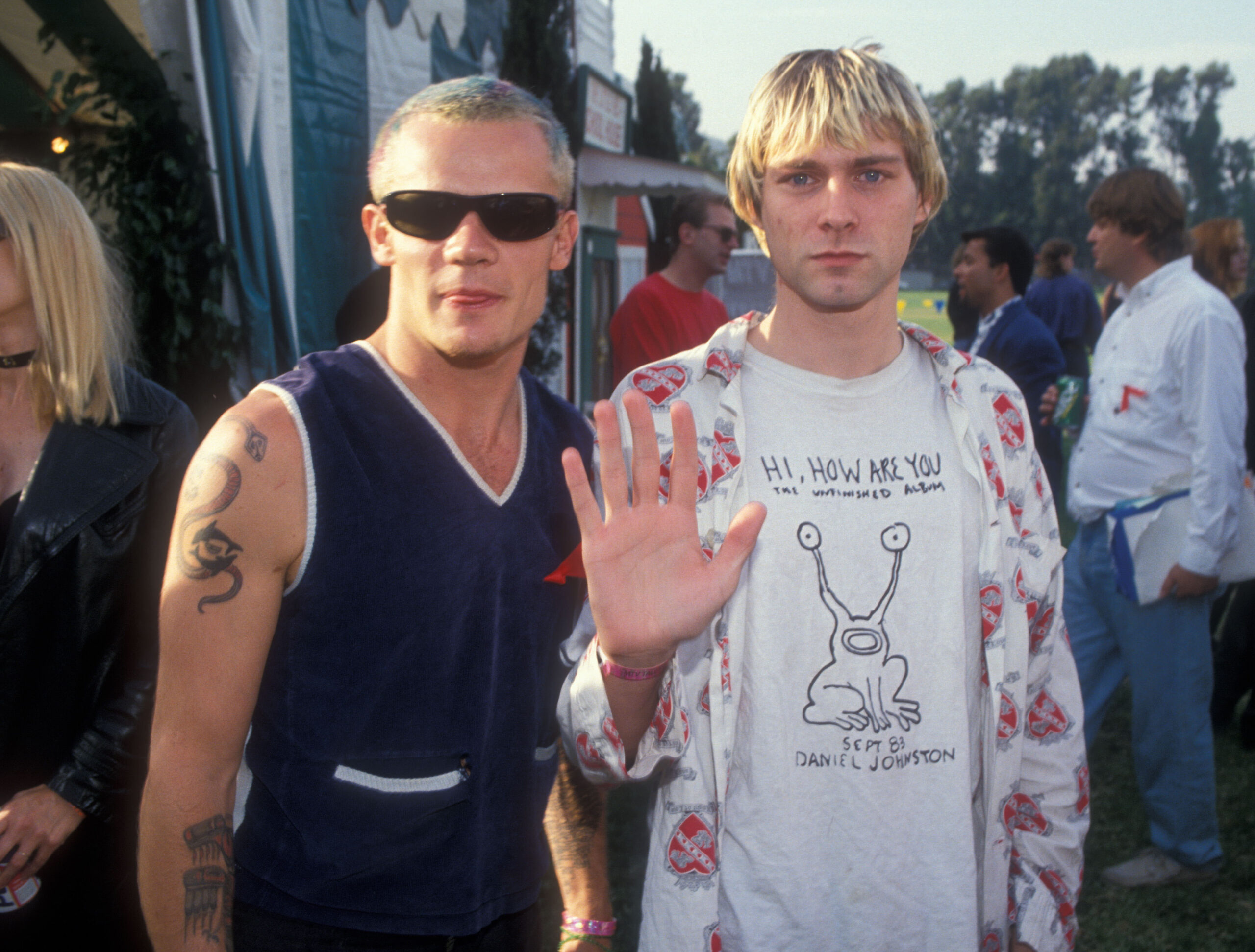 Kreierte seine Band-Shirts gerne selbst: Kurt Cobain hier mit Flea von den Red Hot Chili Peppers