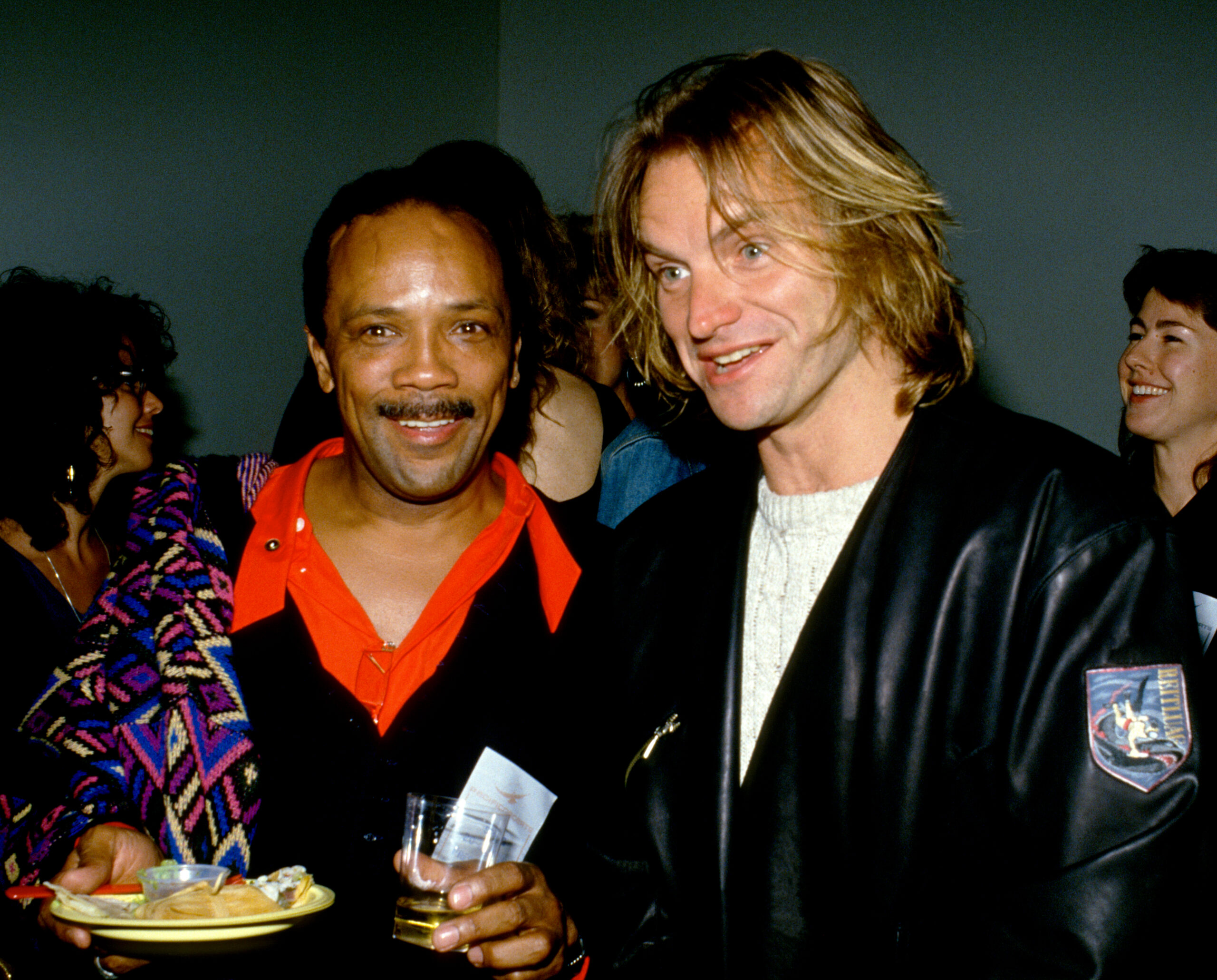 Quincy Jones kannte sie alle und alle mochten ihn – so wie auch Sting, hier mit dem Produzenten, 1989 in Los Angeles