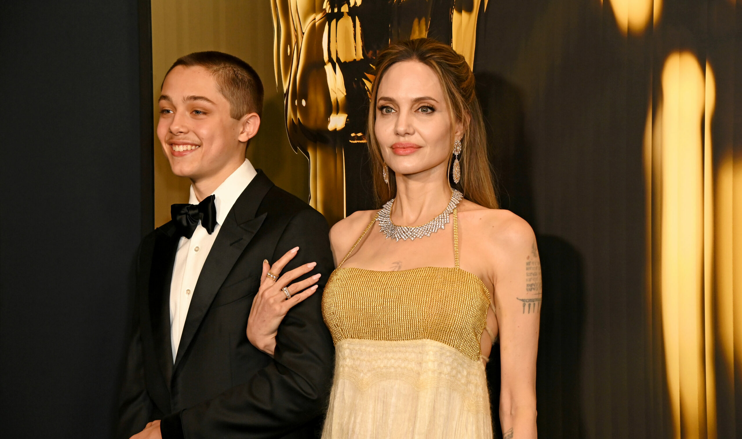 Angelina Jolie mit Sohn Knox bei den Governors Awards 2024.