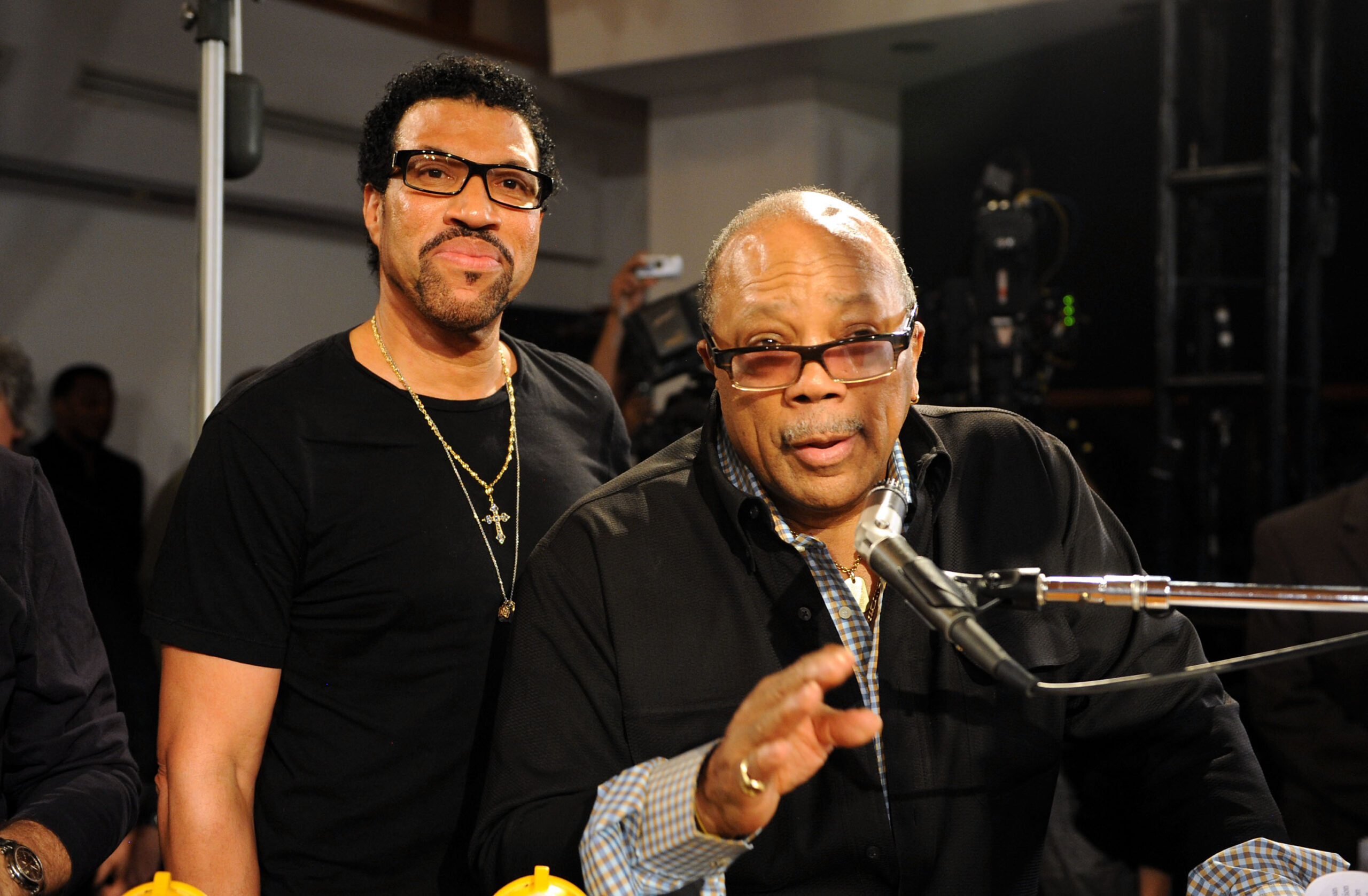 Behind the Scenes: Lionel Richie und Quincy bei den 2010er Sessions für 'We Are The World 25 Years for Haiti'